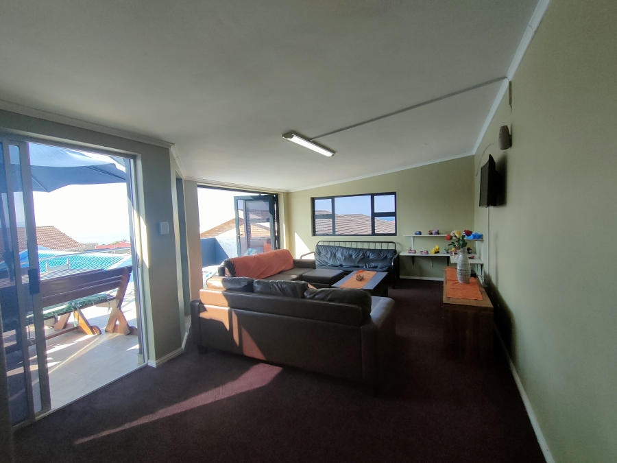 8 Bedroom Property for Sale in Wavecrest Eastern Cape